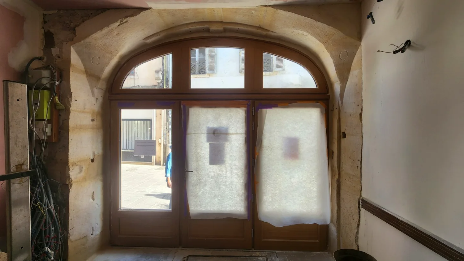 Rénovation d’un encadrement voûté ancien autour d’une porte en bois