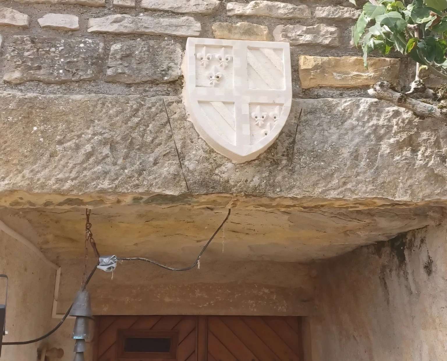 Blason sculpté mis en place au-dessus d’une porte