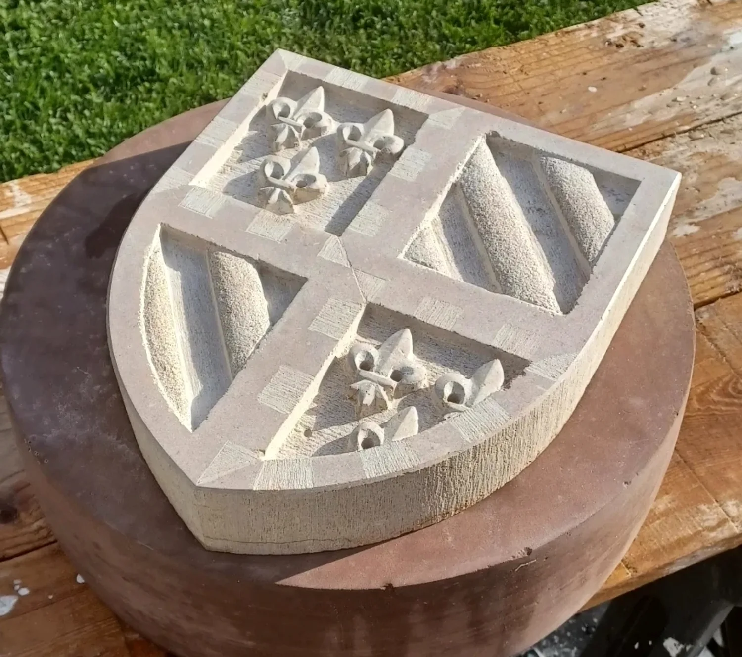 Blason sculpté en pierre terminé