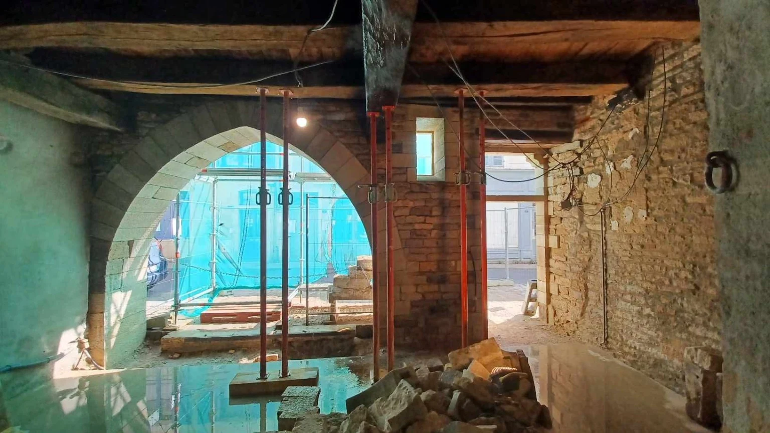 Voûte intérieure du chantier de restitution de façade romane