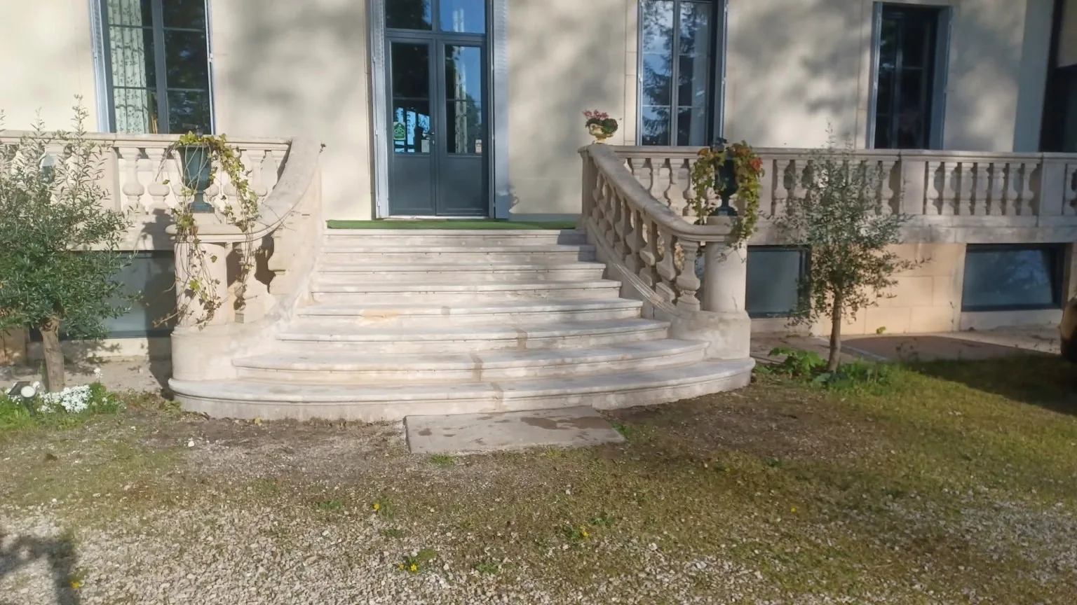 Escalier monumental en pierre restauré par ML Art