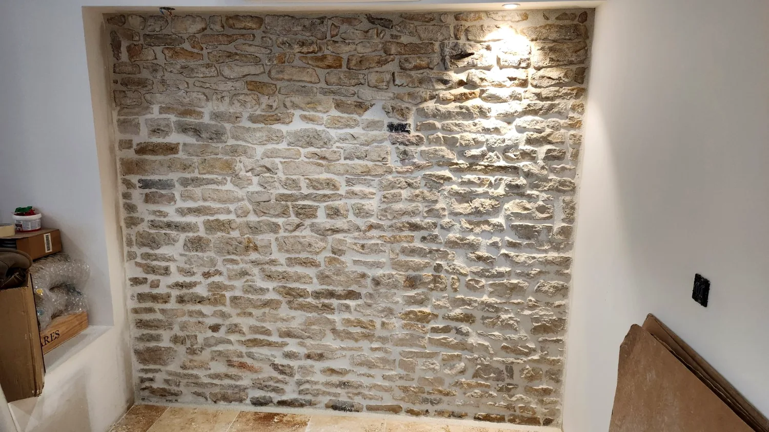 Mur intérieur ancien en pierre restauré et rejointoyé