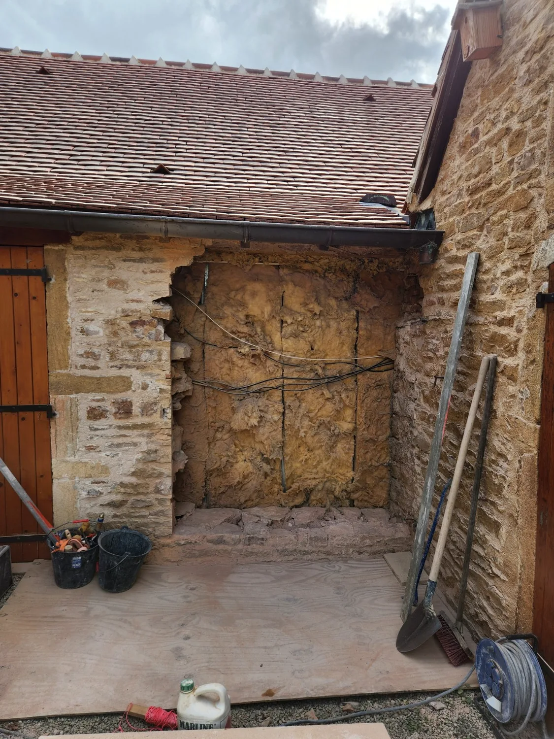 Mur avant création d’une ouverture avec encadrement en pierre