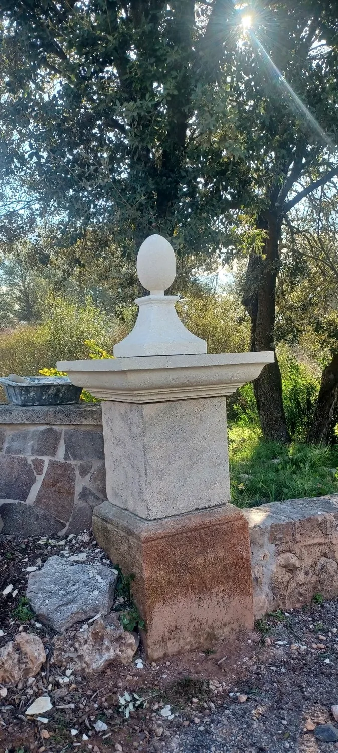 Pilier et couronnement en pierre restaurés