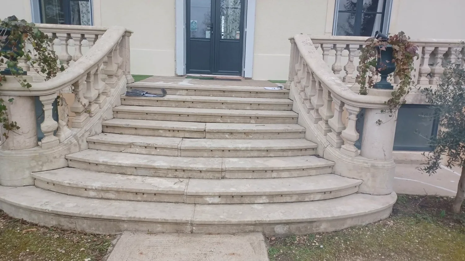Détail de l’escalier et des balustrades en pierre