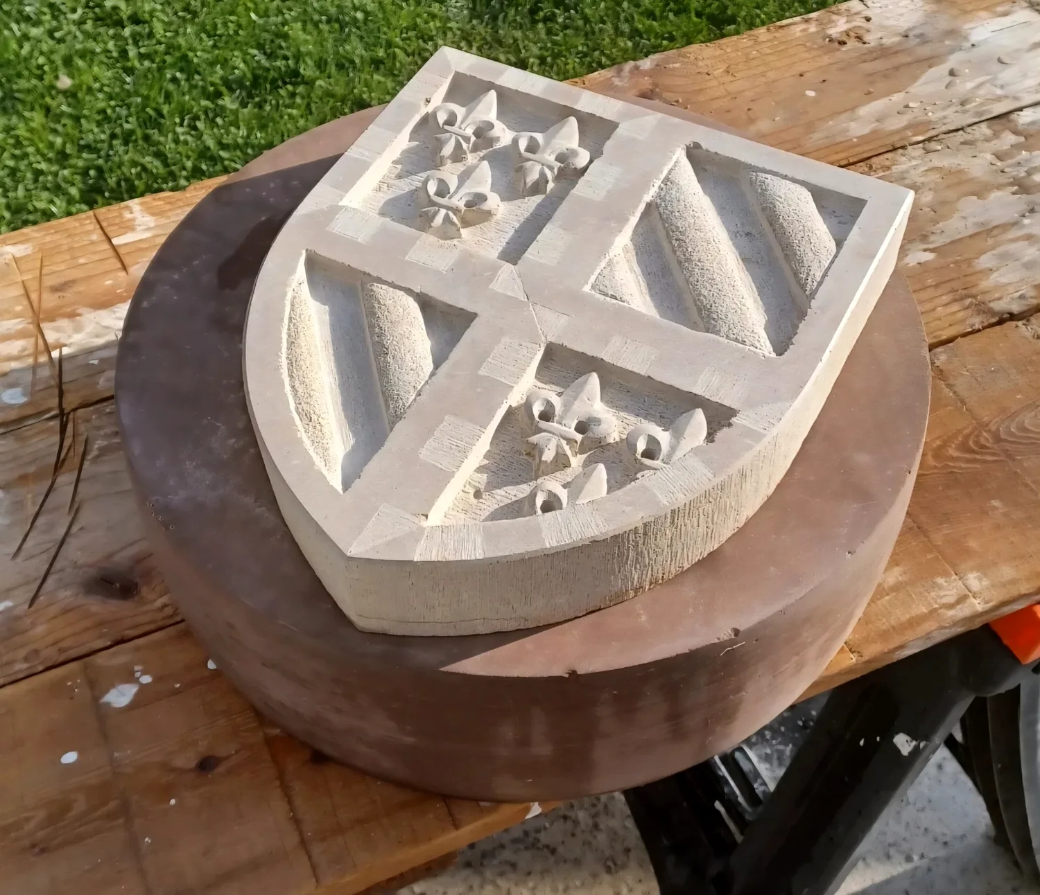Blason en pierre en cours de taille
