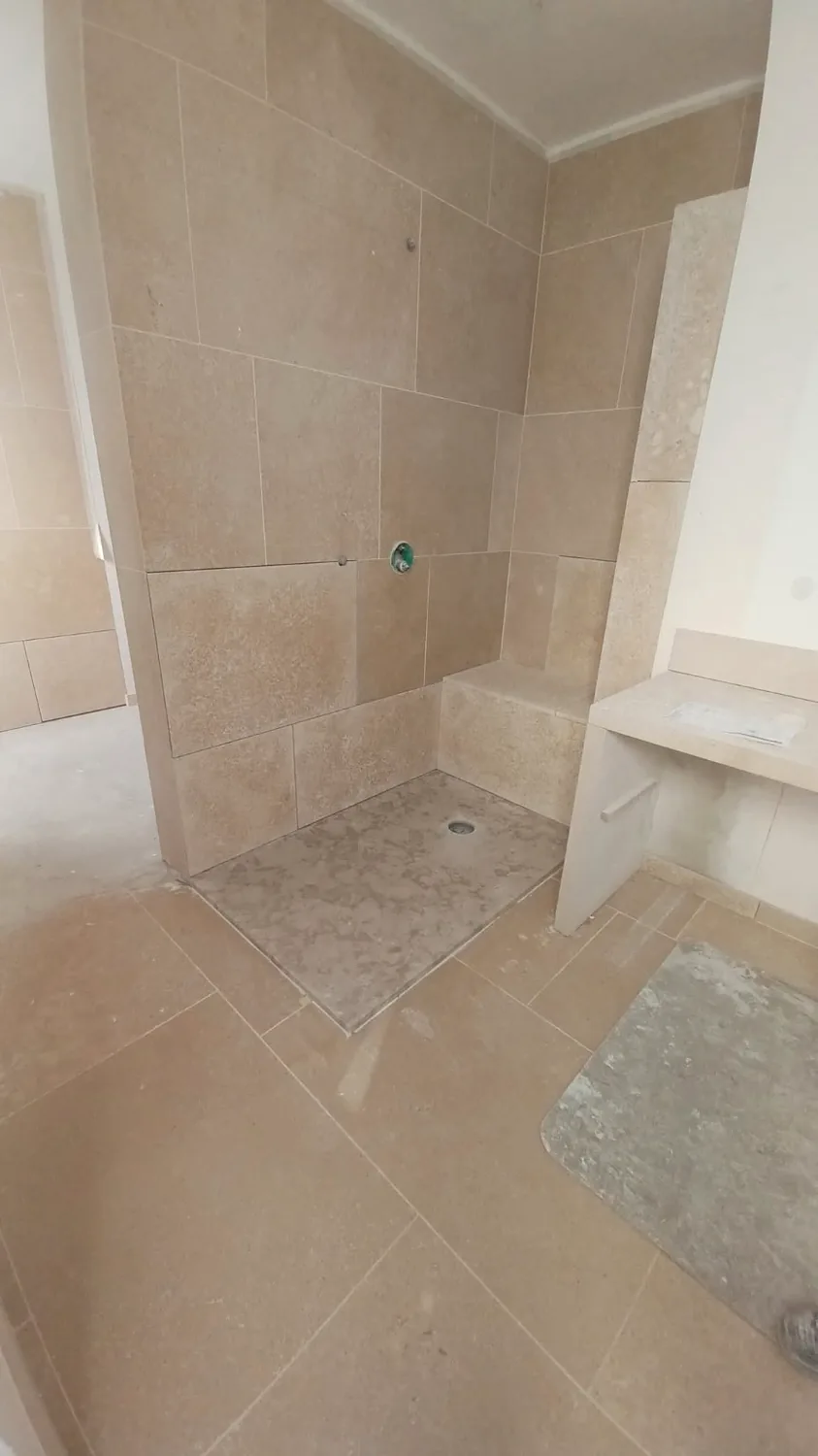 Douche aménagée en pierre naturelle