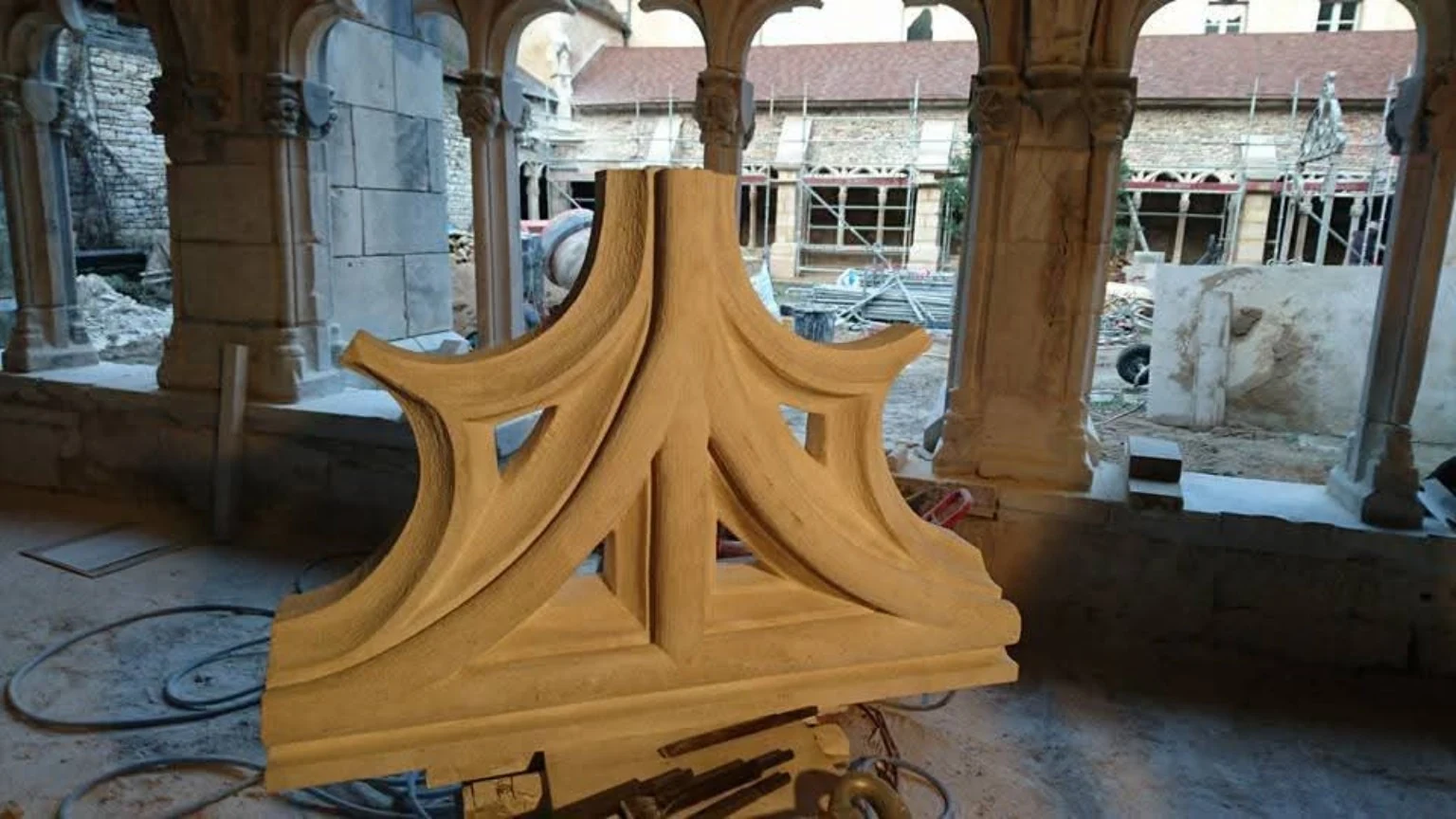 Trilobe en pierre réalisé pour le chantier du cloître de la Cathédrale Saint-Vincent