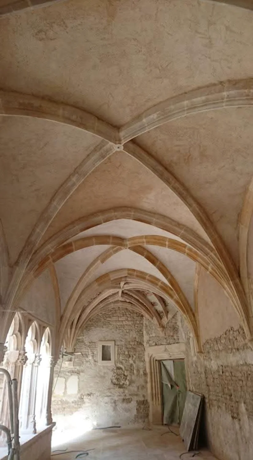 Vue des voûtes restaurées du cloître de la Cathédrale Saint-Vincent