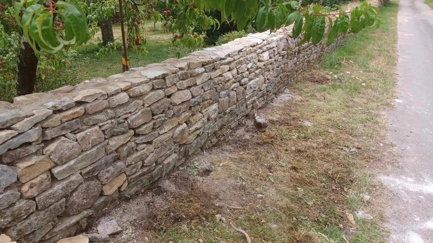 Mur ancien remonté et restauré
